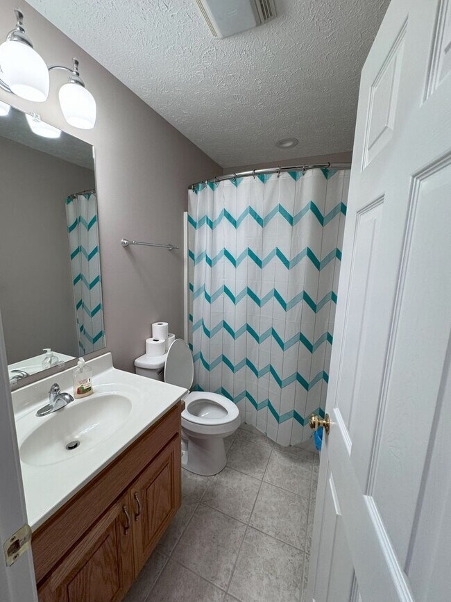 Building Photo - Single Level Home with a Great yard