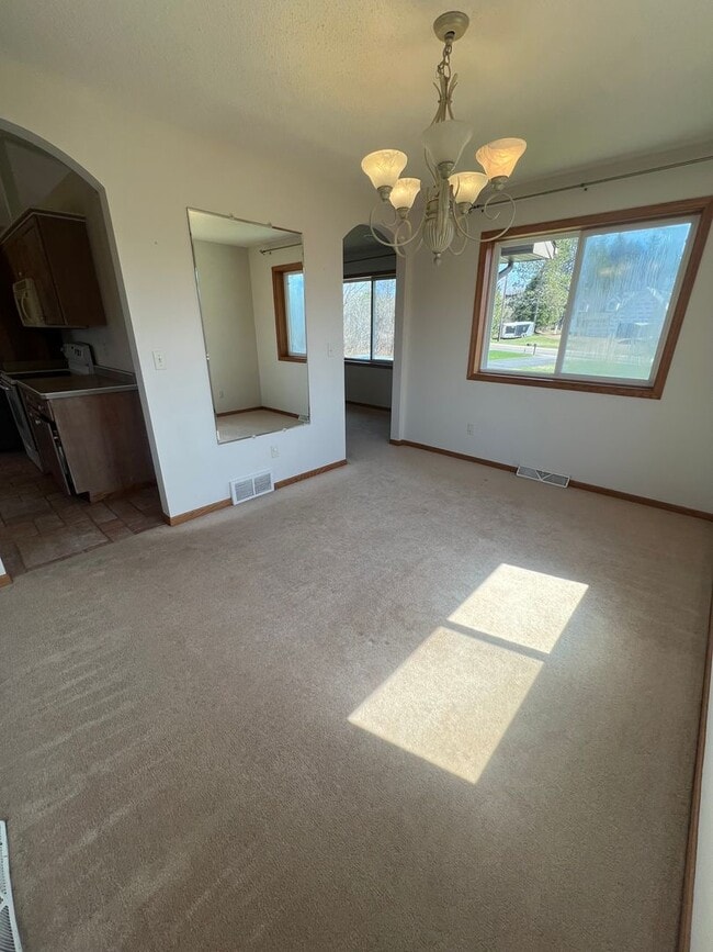 Building Photo - AVAILABLE NOW - 4 Bed, 3.5 Bath Home in He...