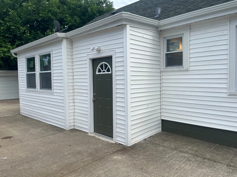 Building Photo - 13709 S School St