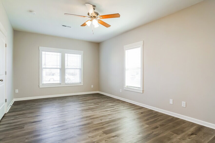Building Photo - 936 Sandyhill Rd