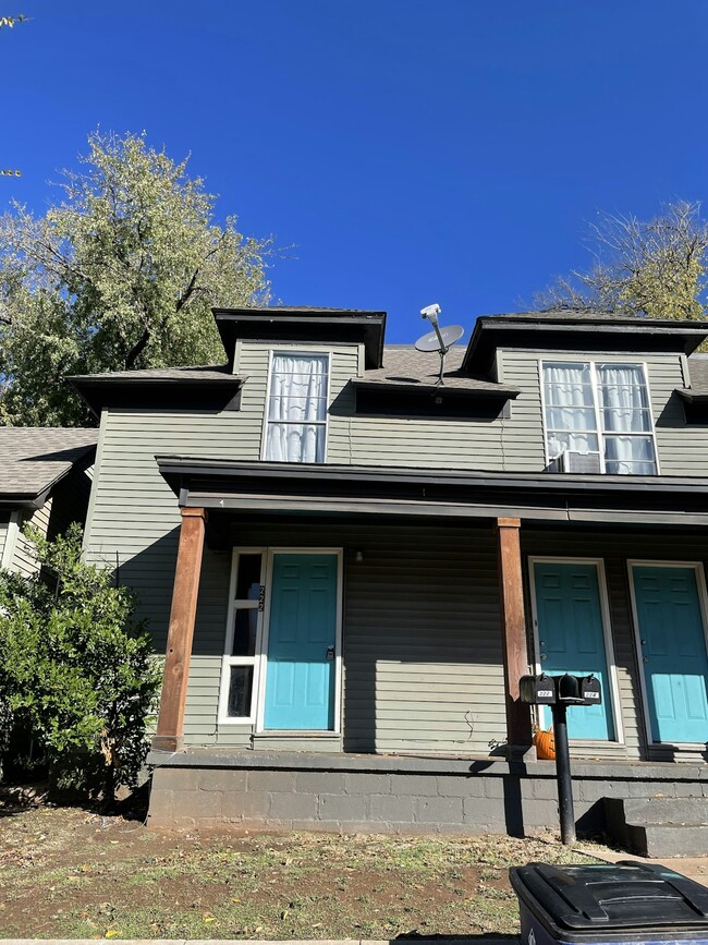 Building Photo - 220 E Springer Ave