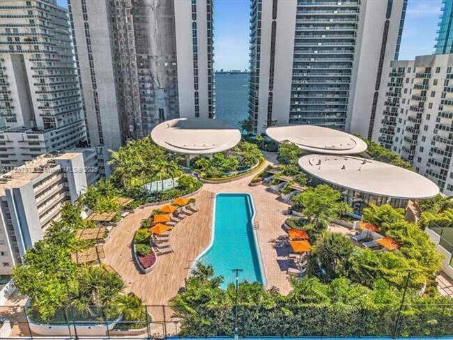 Building Photo - 700 NE 24th St