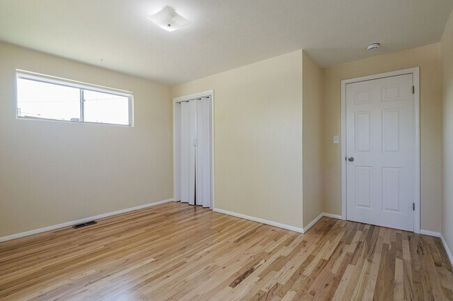 Building Photo - 718 Brassie Dr