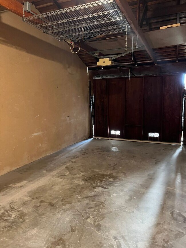 Building Photo - 2+1 Duplex in Ventura