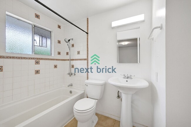 Building Photo - Beautiful Single Family House Bellevue Ava...