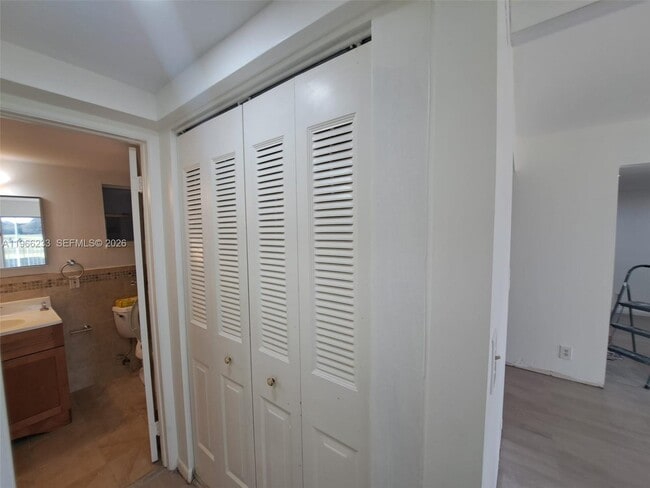 Building Photo - 5100 SW 90th Ave