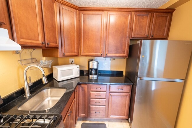 Building Photo - Exceptional Location & Amenities Short-term or long-term furnished or unfurnished CONDO 1 bedroom...