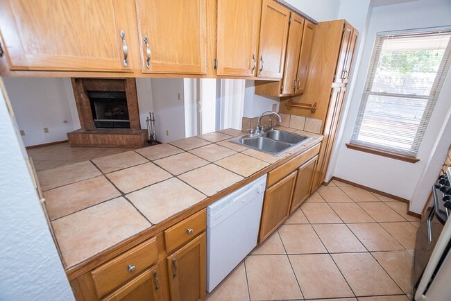Building Photo - Contemporary home with 3 bedrooms, 2 bath, 2 car garage, A/C, Fenced Yard