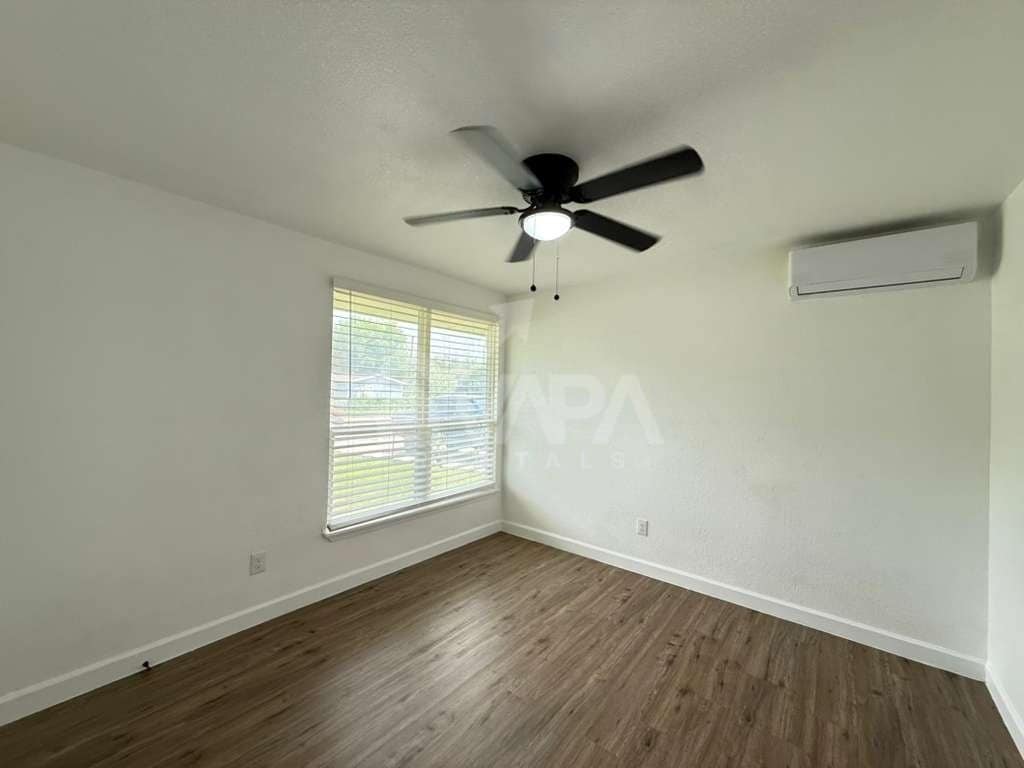 Building Photo - 411 Yolanda Dr