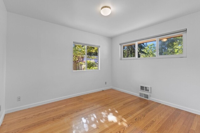 Building Photo - 4bd/2ba Seattle House