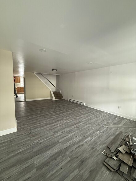 LIVING ROOM - 424 W Oak St