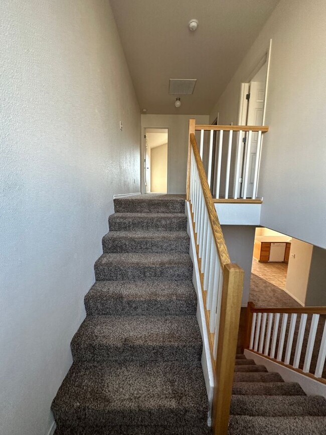 Building Photo - Spacious 2 bed/2.5 bath with bonus room townhome off Road 68