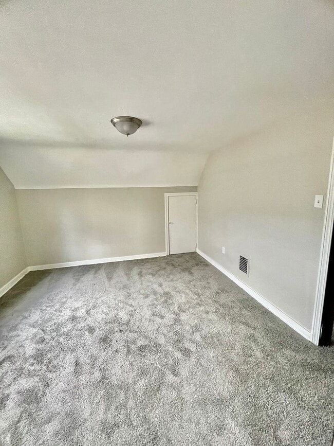 Building Photo - 3 Bed-1 Bath Turtle Creek PA