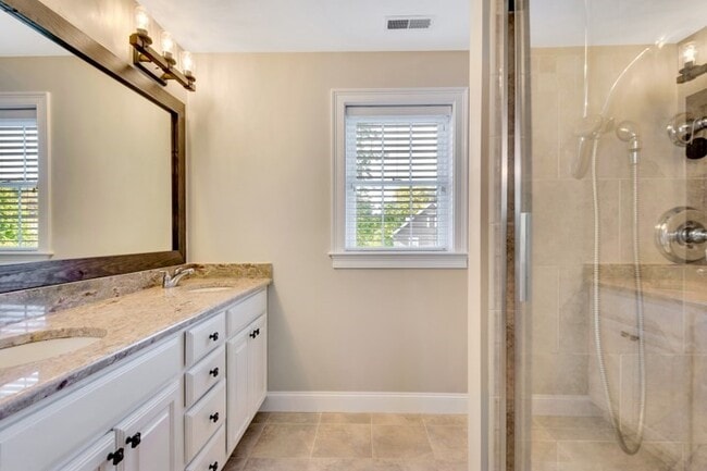 Building Photo - 7 Richmond Ave