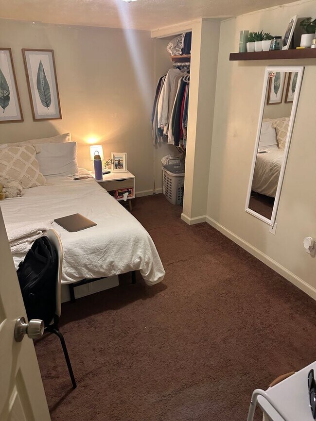 Building Photo - 1927 Fox Wy