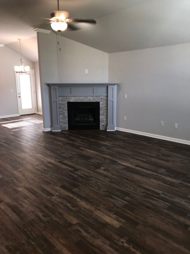 Building Photo - DON'T MISS OUT!