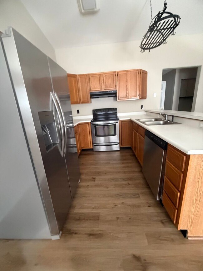 Building Photo - South Knoxville, 2 bedroom condo, 2 car garage Text or Call Debra Johnson 865-591-8281
