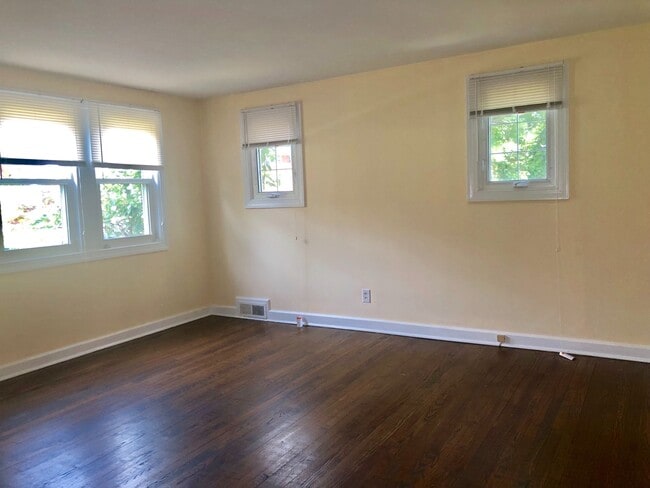 Building Photo - Charming 3 Bedroom/2 Bathroom Duplex in West Hills, MD!