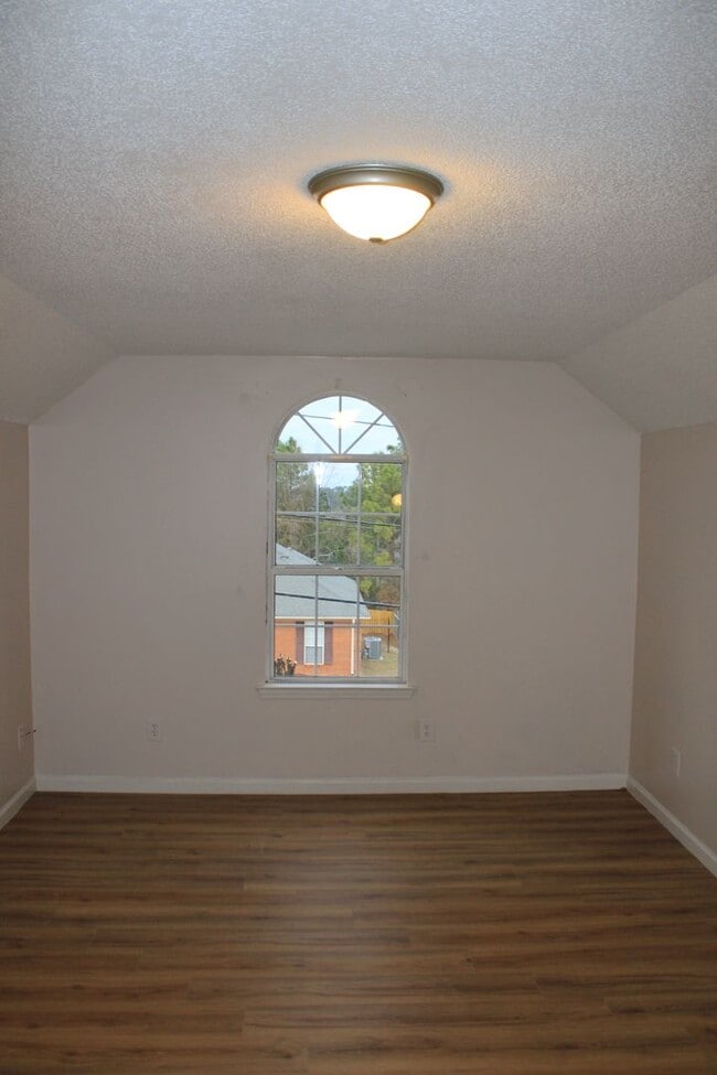 Building Photo - 3 Bedroom 2 Bath W/Bonus South Augusta!