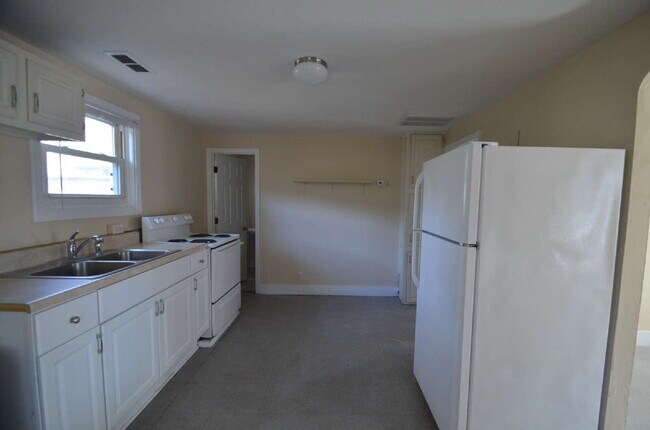 Building Photo - 1618 Acacia St