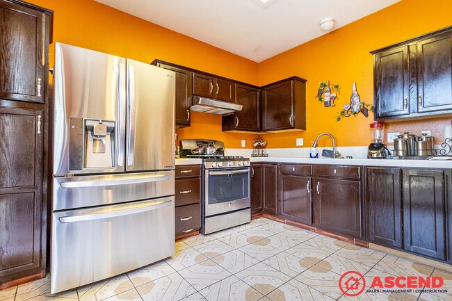 Building Photo - LISTING TITLE: Comfortable 3BD/2BA Home in Tulare's 93274 — Move-In Ready!
