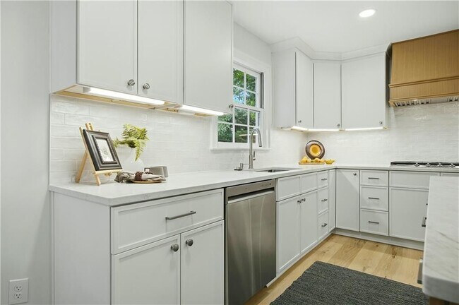 Building Photo - 1390 Tennis Ct Pl