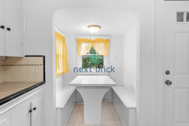 Building Photo - A beautiful 3 bed and 1 bathroom house for rent