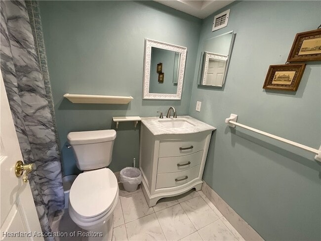Building Photo - 121 Country Club Dr