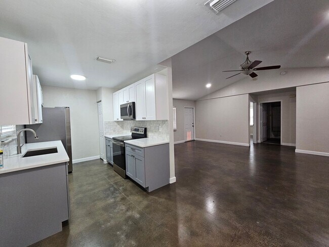 Building Photo - 3/2 Home in Palm Grove