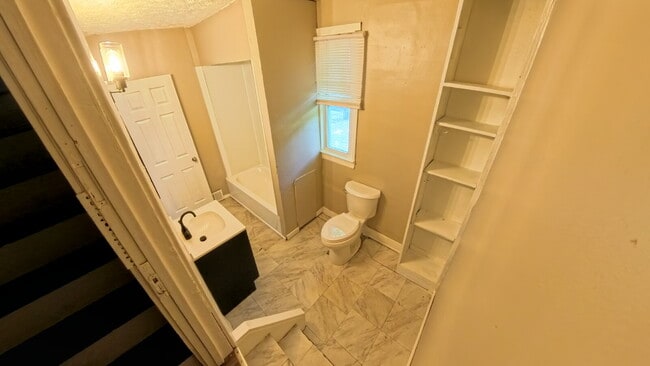 Building Photo - Three Bedroom Single Family Home!