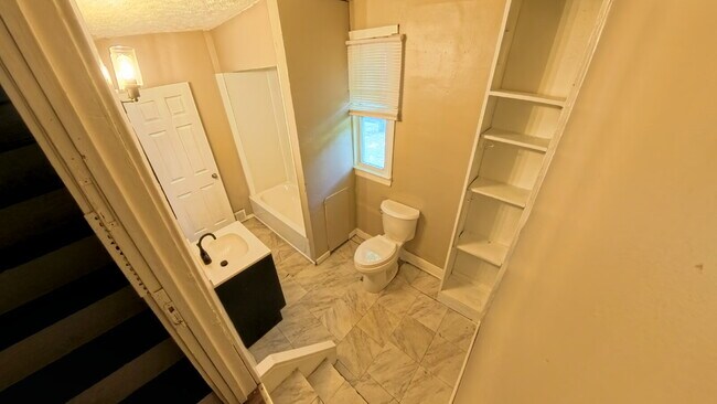 Building Photo - Three Bedroom w/opt 4th bedroom  - Single Family Home!