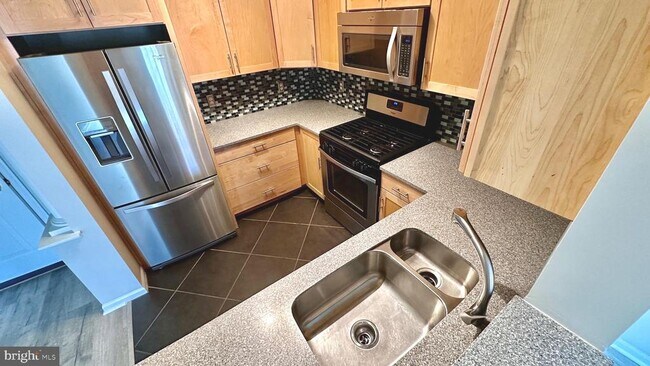 Building Photo - 7011 Falls Reach Dr