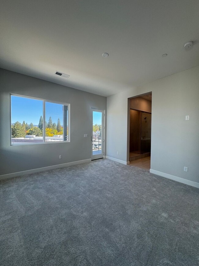 Building Photo - 1521 Golf Club Dr