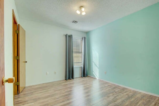 Building Photo - Great little modern and super clean home i...