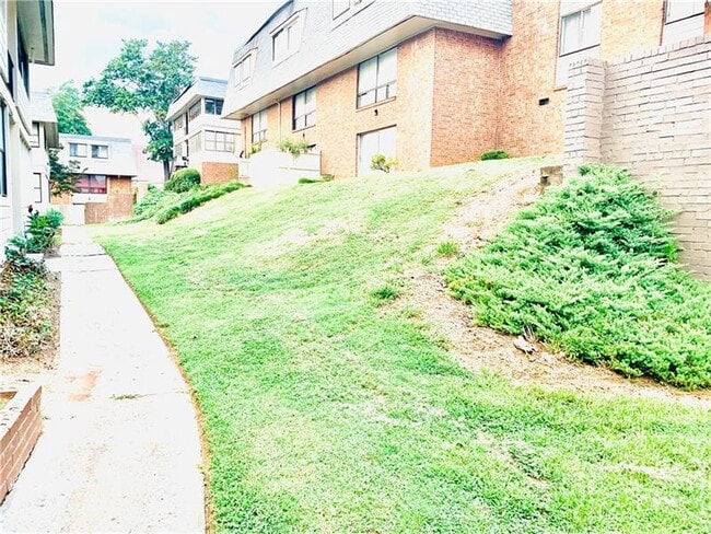 Building Photo - 145 Northwood Dr