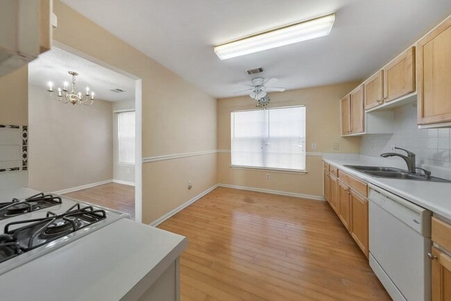 Building Photo - 2025 Baramore Oaks Dr