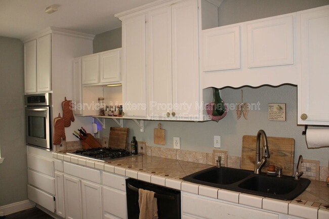 Building Photo - 1550 E Leonard St