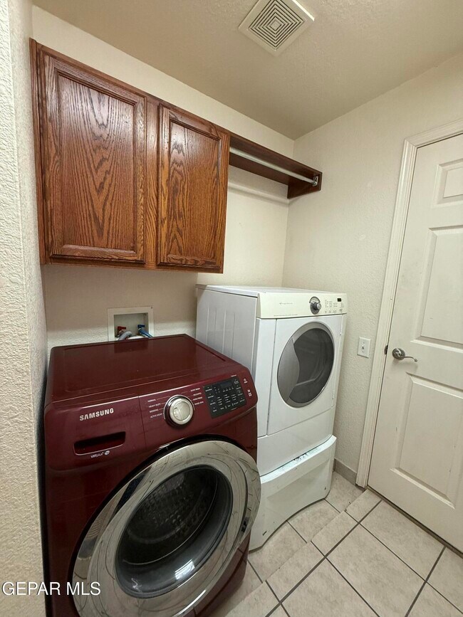 Building Photo - 3637 Tierra Vergel Dr