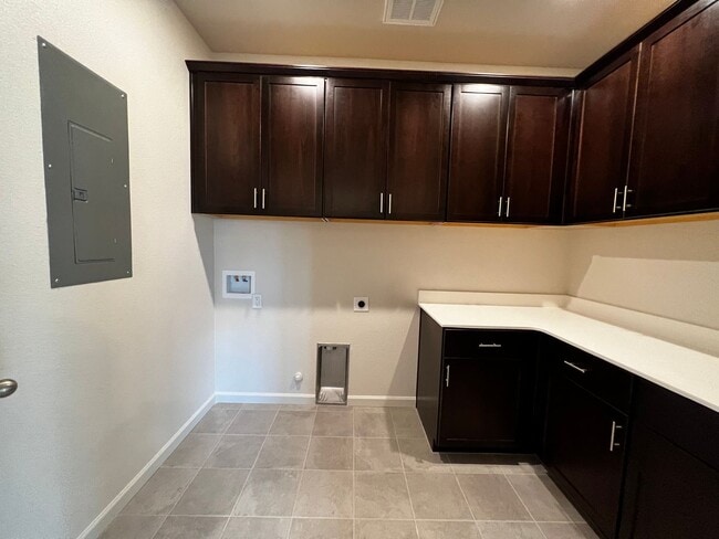 Building Photo - 2035 Greenbriar Dr