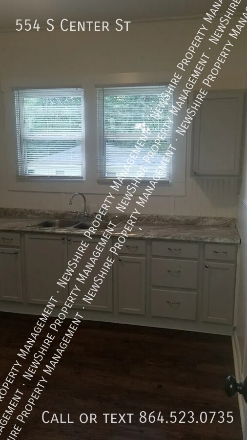 Building Photo - 554 S Center St