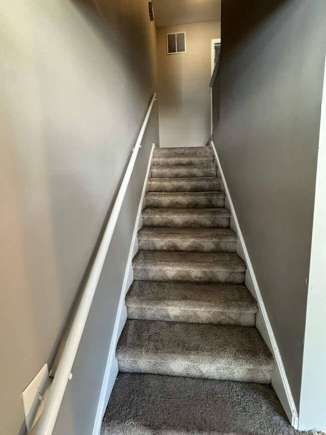 Building Photo - 123 Aqua Ct