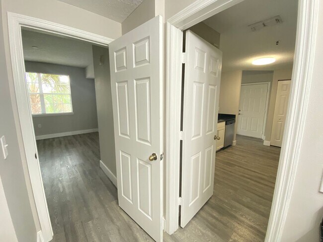 Building Photo - 1 Bedroom / 1 Bath Condo in Gated Community.