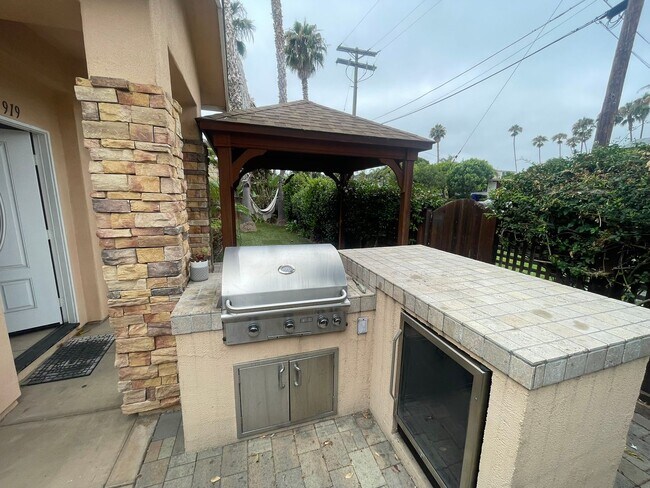 Building Photo - Spacious 3-bedroom, 3-bath townhome in the...