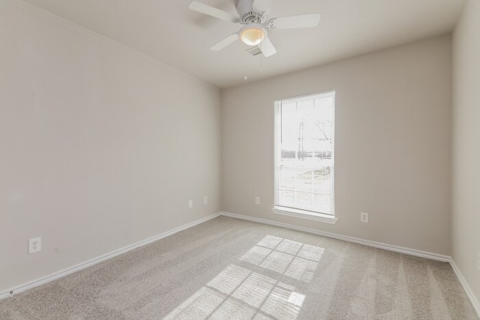 Building Photo - 2140 N Shore Rd