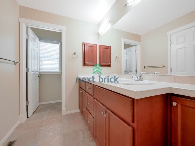 Building Photo - Rare 3 Bedroom 2.5 Bath Townhome for Rent!