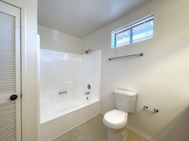 Building Photo - AVAILABLE NOW!! 2 Bedroom 2 Bathroom Condo...