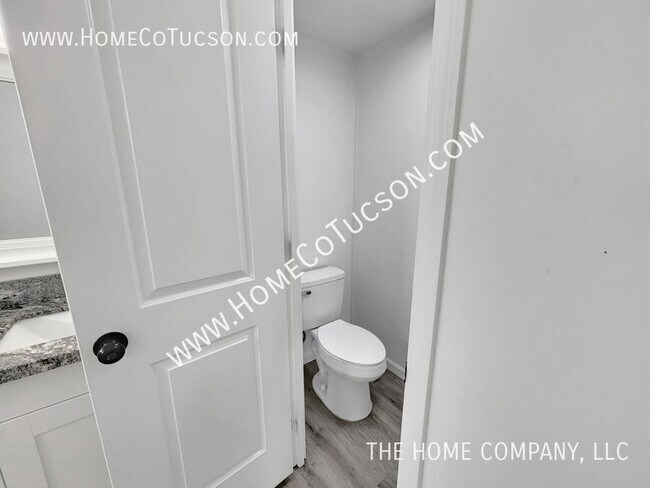 Building Photo - 2662 W Golda St