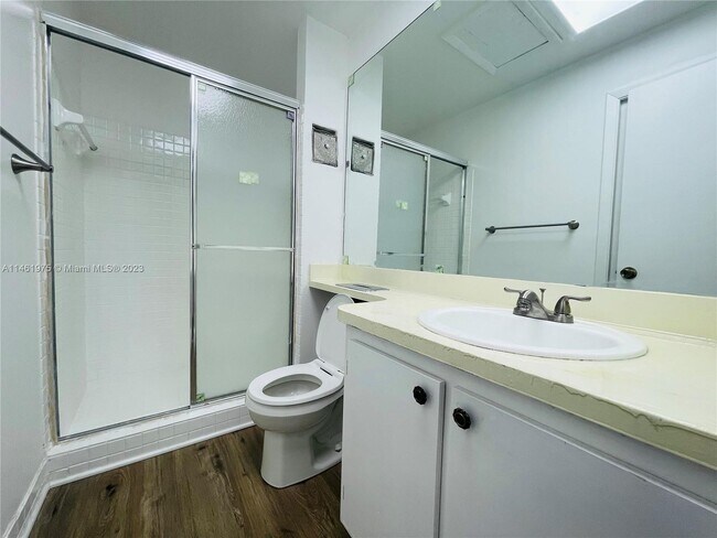 Building Photo - 925 NE 199th St