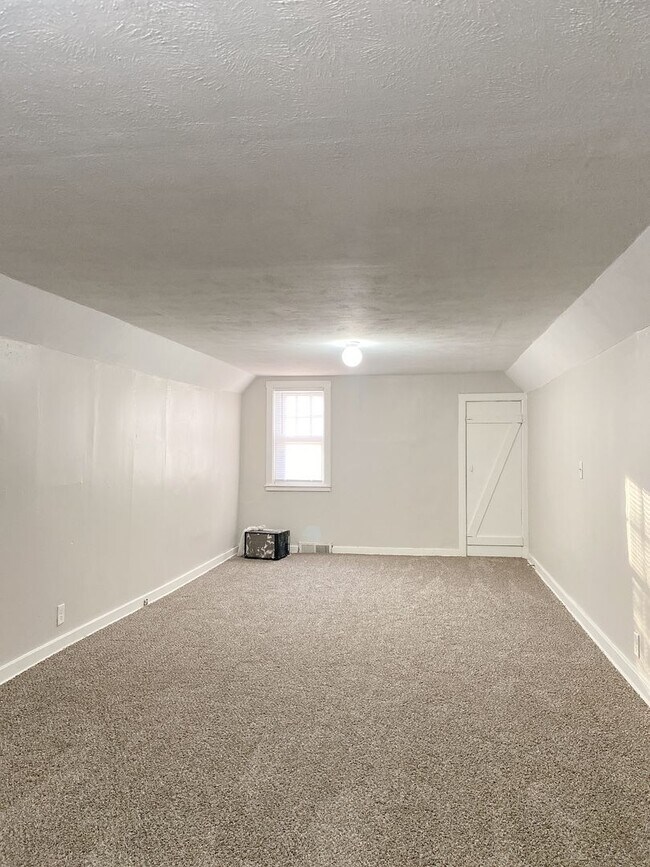 Building Photo - Move-in special. 3 bed 1 bath with a detached garage and large driveway $1250