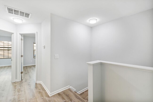 Building Photo - Brightleaf at the Park Townhome!